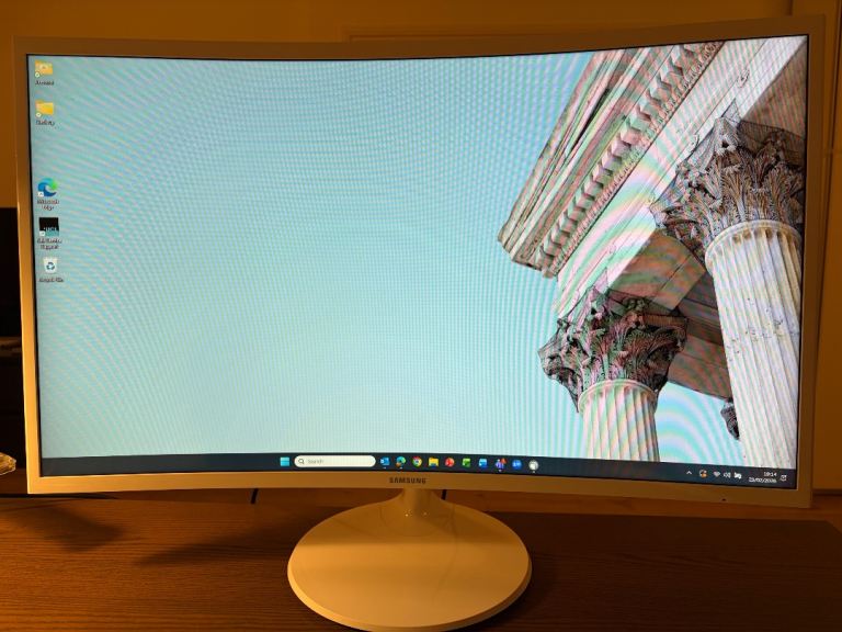 32" Samsung Curved Monitor C32F391FWU with monitor arm