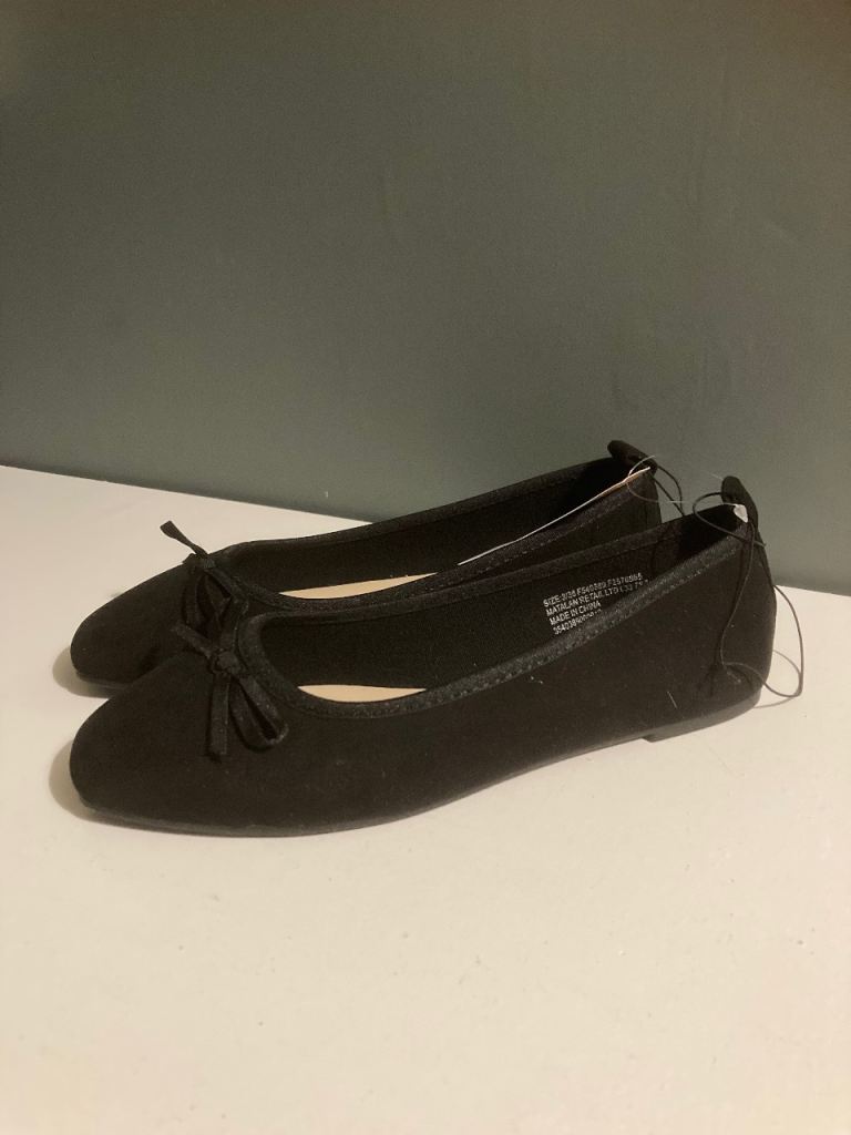 Ladies/girls black pumps *new*