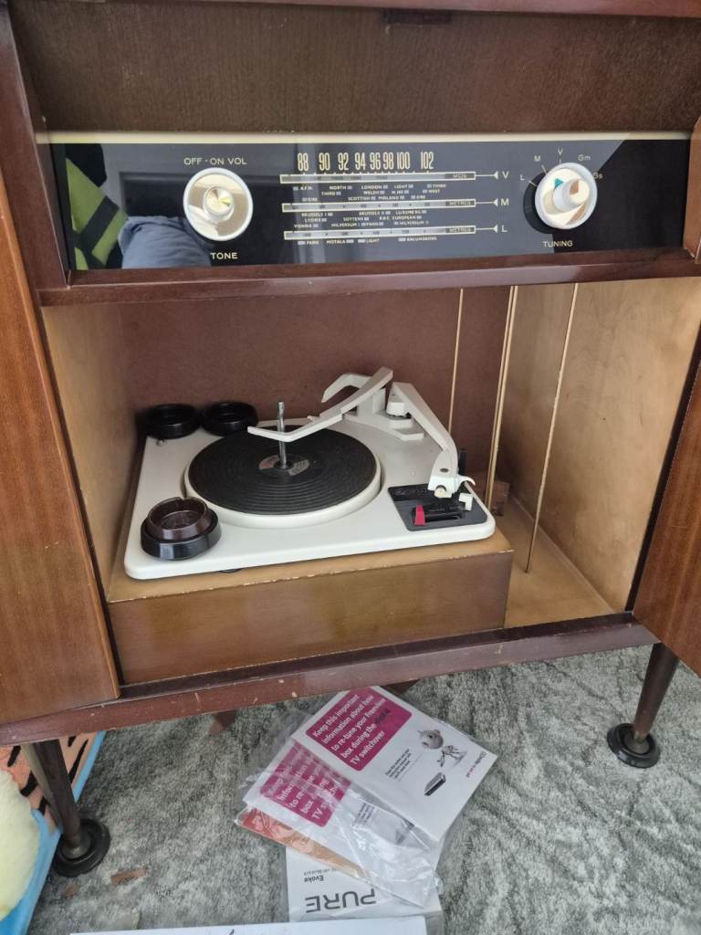 Vintage Radio Gramophone with Turntable – Working Order