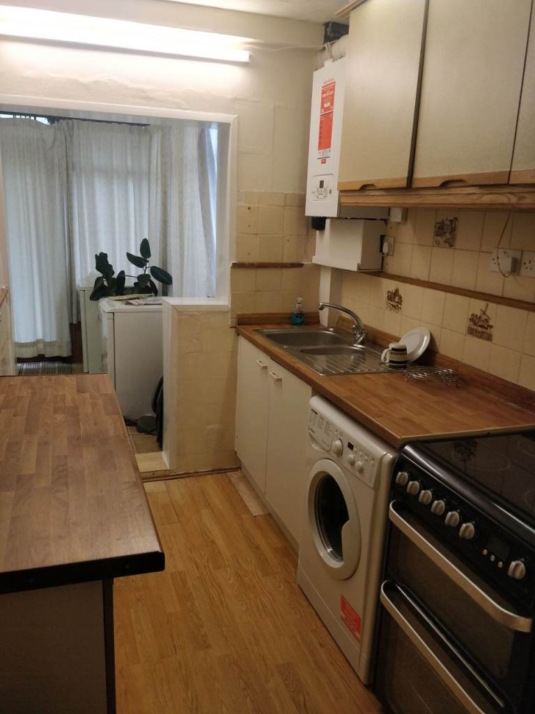 LOFT ROOM Ensuite- LARGE -  £950 INC BILLS - SUITABLE FOR COUPLES/SINGLE
