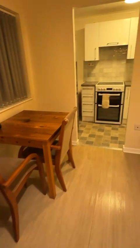  First floor studio flat in Ellan Hay Road. Close to local amenities & public transport