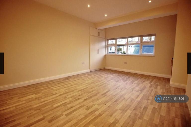 Studio flat in Woodgrange Avenue, Enfield, EN1 (#1511396)