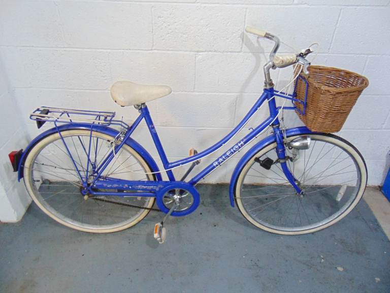 Raleigh Caprice (20" frame) Commuter/City/Town Bike (free local delivery)