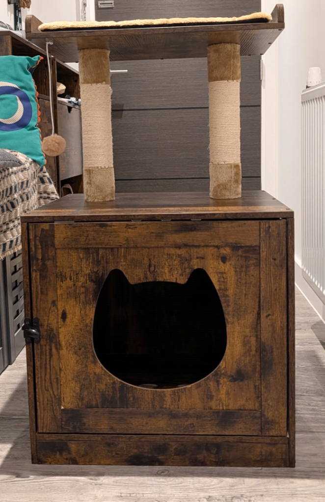 Hoobro cat litter box enclosure with cat scratcher