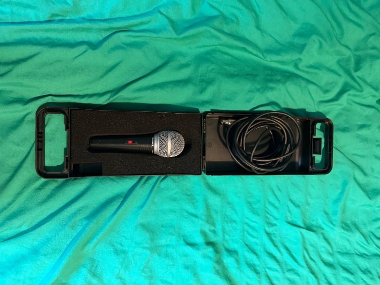 Dynamic Microphone with Cable & Hard Case – Good Condition