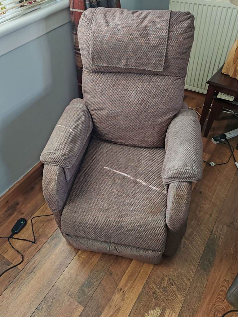 Beautifully Kept Rise & Recline Mobility Chair with Extras – Free Pressure Cushion Included 
