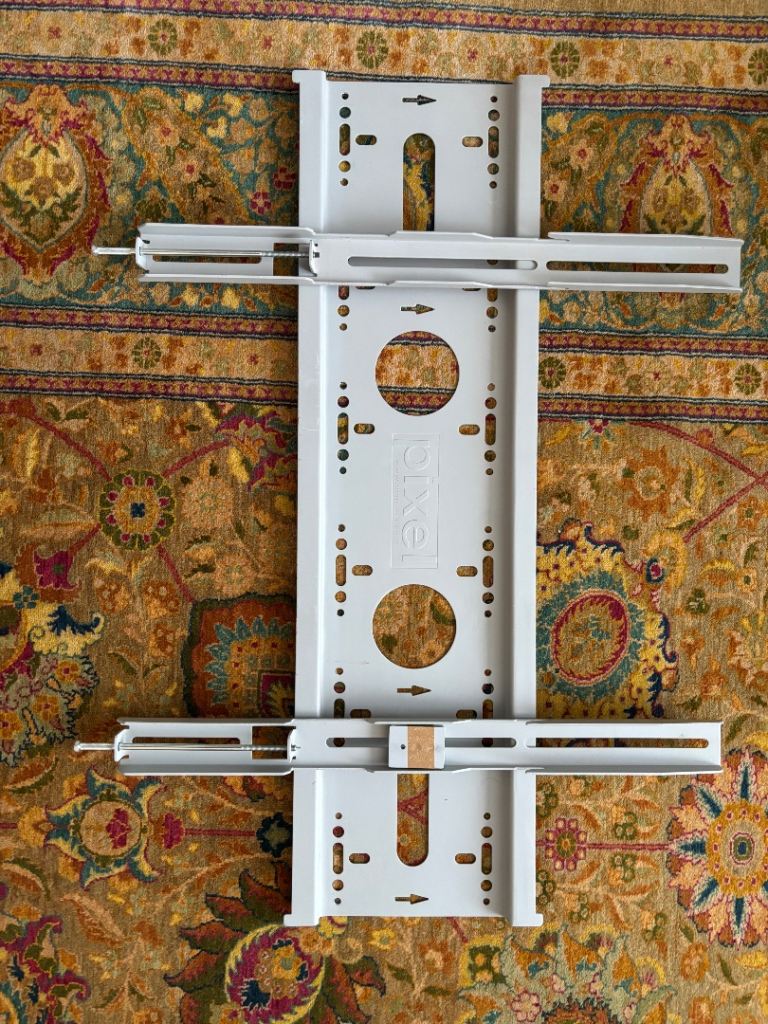 Flat screen TV wall mount - Free 