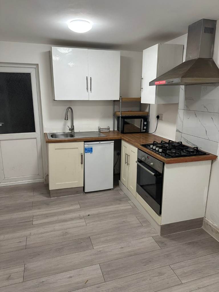 Modern 1-Bedroom Annex with Private Entrance | Kenton, Harrow
