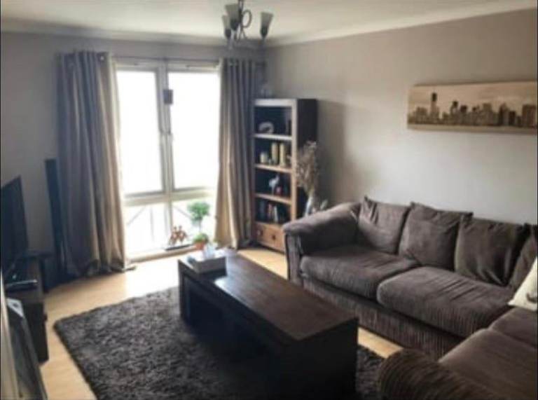 Room Available in 2 Bed Flat in City Centre, with Parking