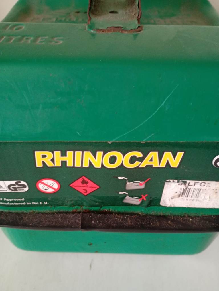 2 fuel cans for sale a 10 l metal can and a 5 l plastic can £15