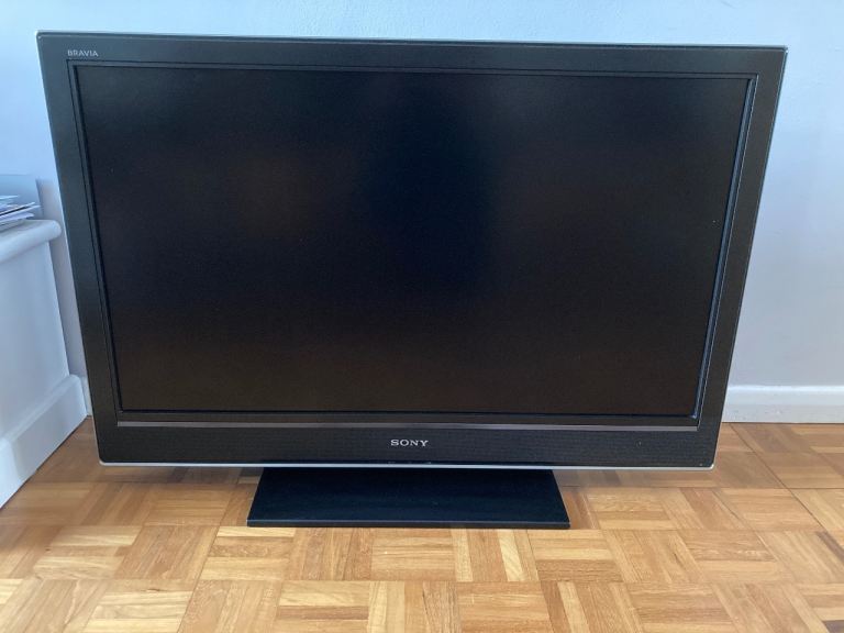 Sony BRAVIA 40-inch HD LCD TV (Model: KDL-40D3000) with Remote