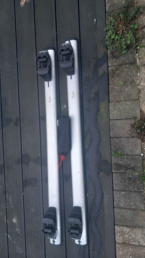 Volvo XC40 model year 2022 roof bars