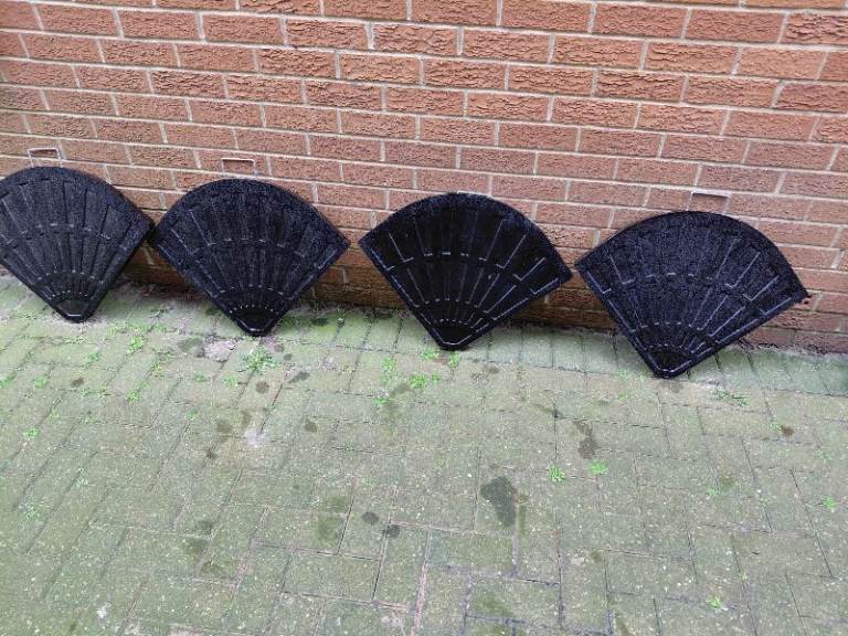 Parasol Base 4 concrete filled weights total 50kg cost £90 only £16 