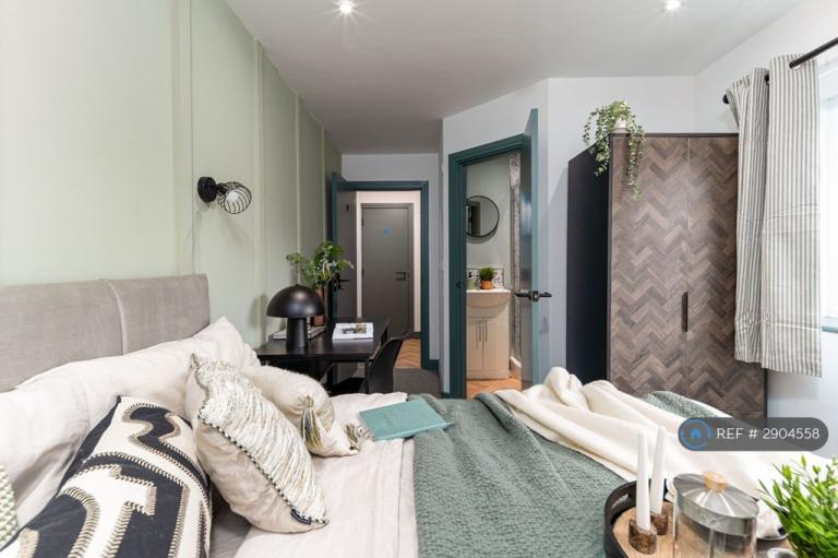 1 bedroom in Monmouth Avenue, Bury, BL9 (#2904558)