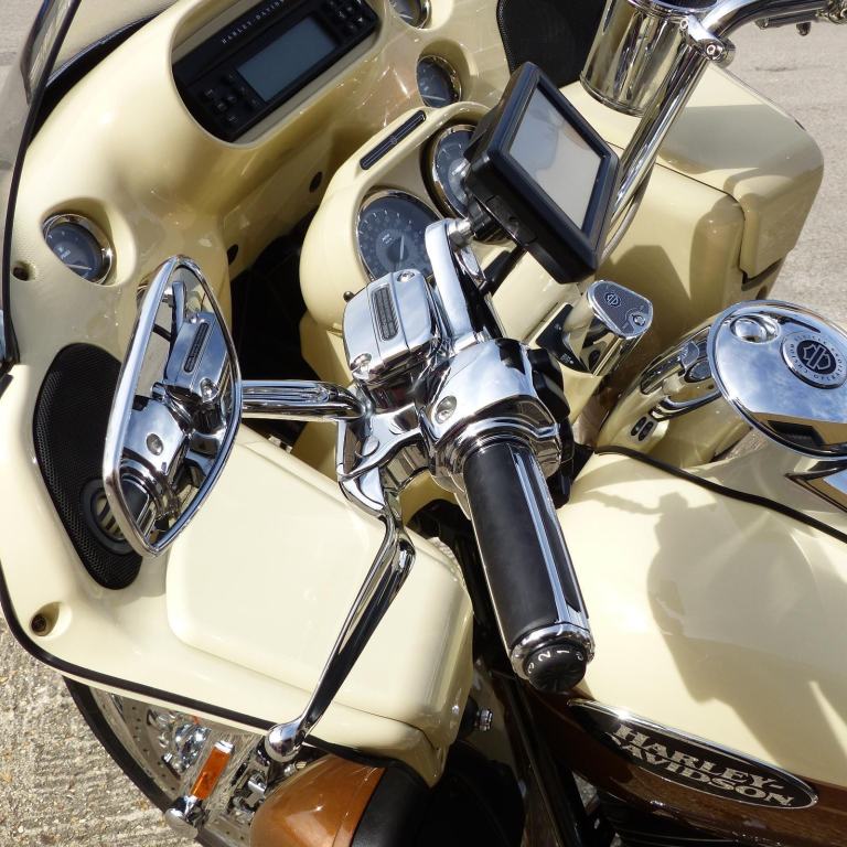 Harley Davidson FLTRUSE CVO Road Glide Ultra 1801cc – Rare collectors machine.