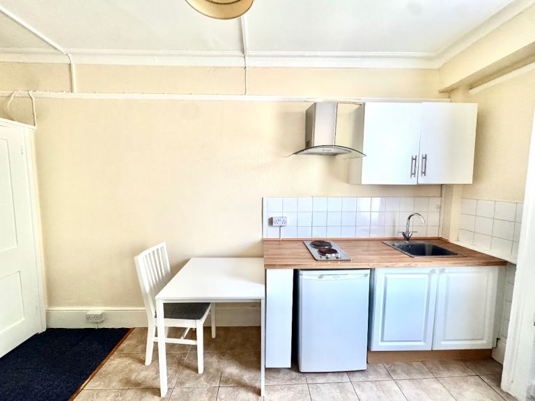  Bedsit  in this period conversion property in Sussex Gardens, Paddington, London W2.-Ref: 2204