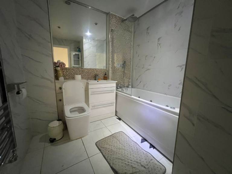 🏡 SHORT-LET • 4-Bed House • Paignton Close, Romford, RM3 8SF🏡