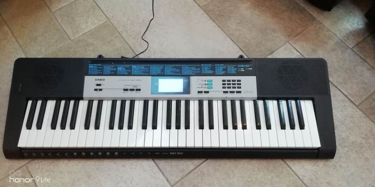 CASIO LK-160 Electronic 61 Key-Lighting Keyboard With power supply. 