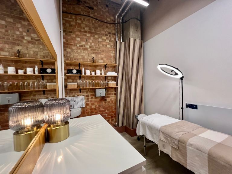 ✨ BEAUTY / TREATMENT ROOM AVAILABLE — SUTTON (SM1 4AF) 