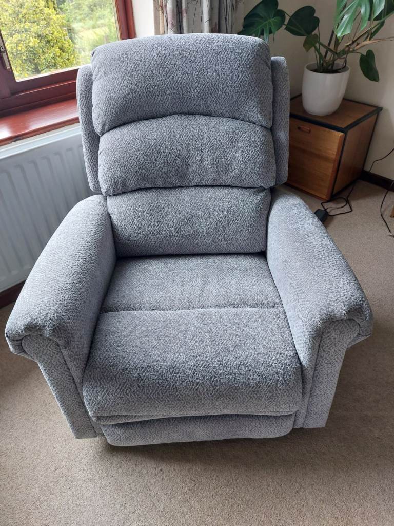 Riser recliner chair in very good condition 
