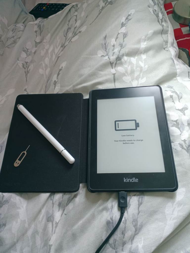 Kindle E-reader with Case and Stylus – brand new 