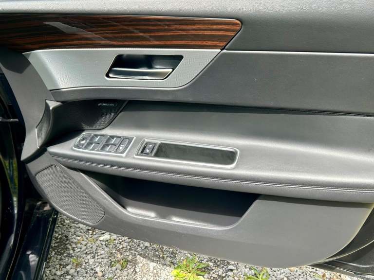 JAGUAR XF 2.0 T 250*PORTFOLIO ESTATE*Xenons-Meridian-FSH-ULEZ-Cam-Pronav*Superb