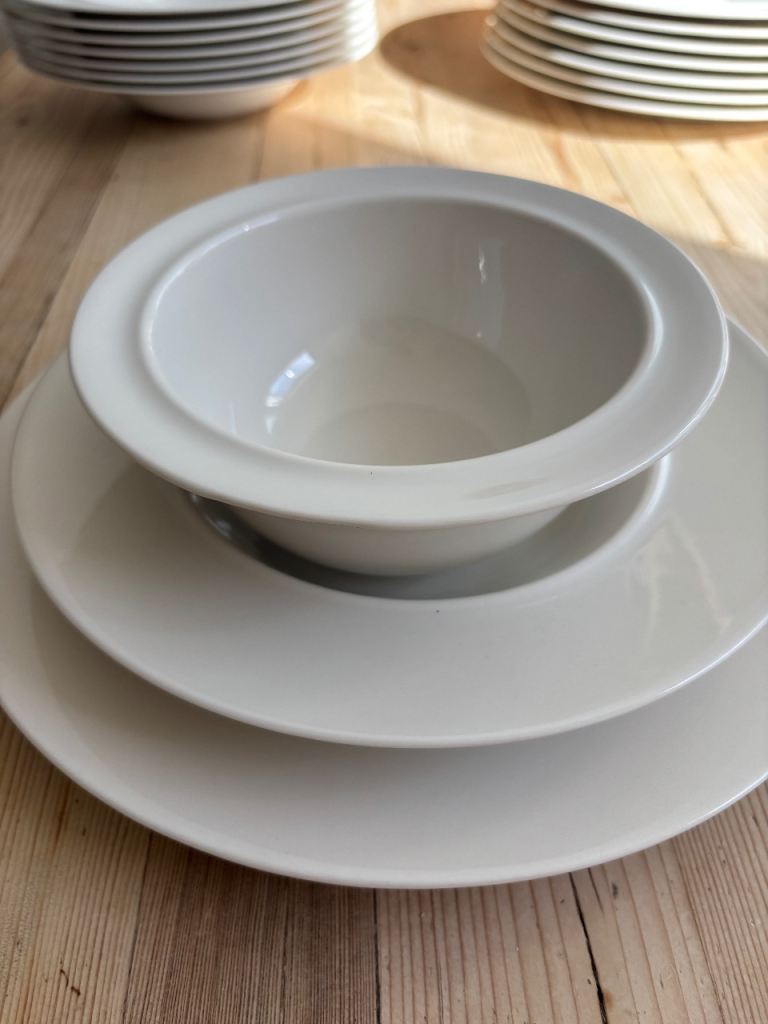 Alessi Dinner Set - La Bella Tavola. Contemporary 24-piece dinner set made of white porcelain. 