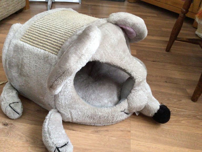 Trixie Grey Mouse Shaped Cat Bed/ Scratching Post.