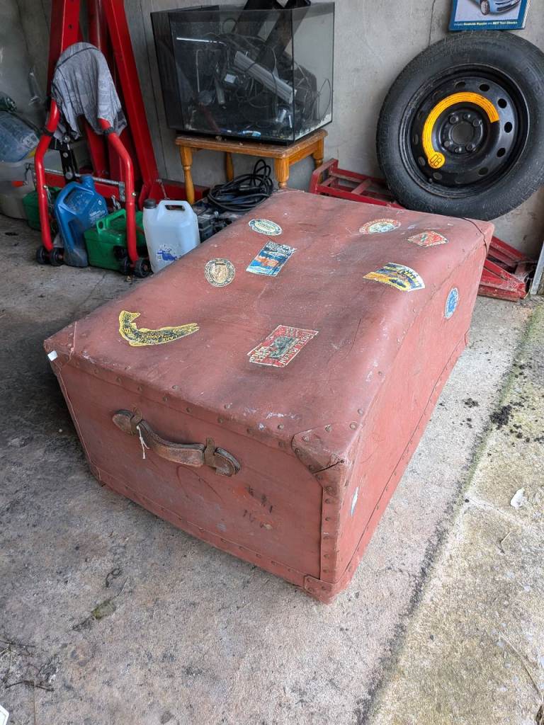 Vintage trunk/suitcase