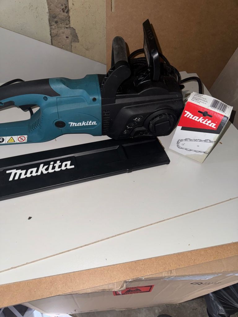 Makita Electric Chainsaw 