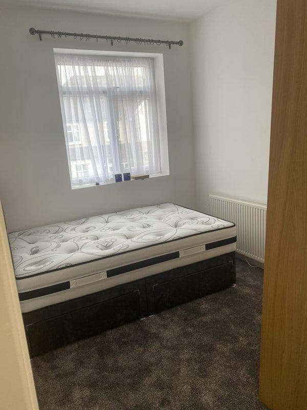 (Not a studio)En-suite double medium room including bills for single occupancy Postcode HA1 1sz