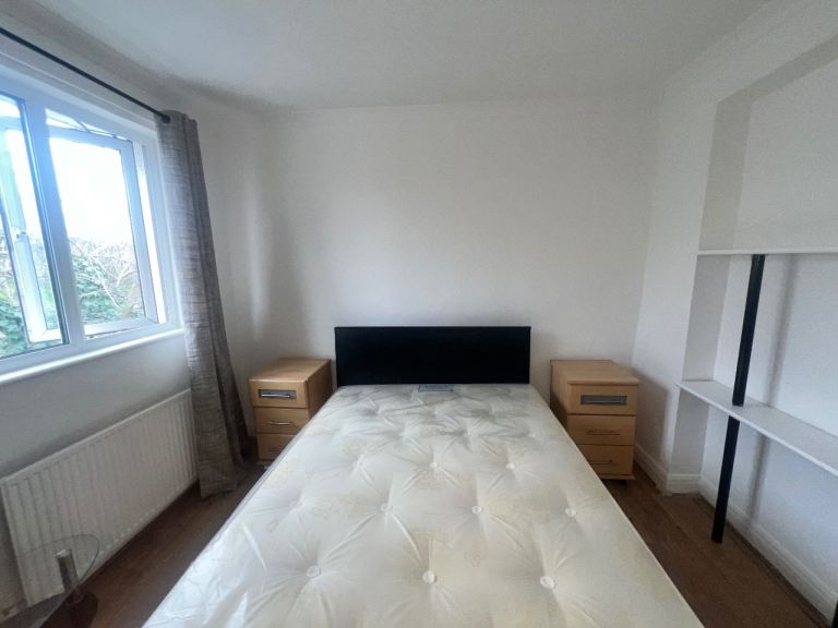£1250PCM Large Studio Flat in Monks Park