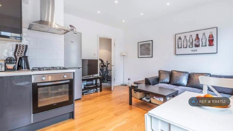 2 bedroom flat in Haydons Road, London, SW19 (2 bed) (#1014752)