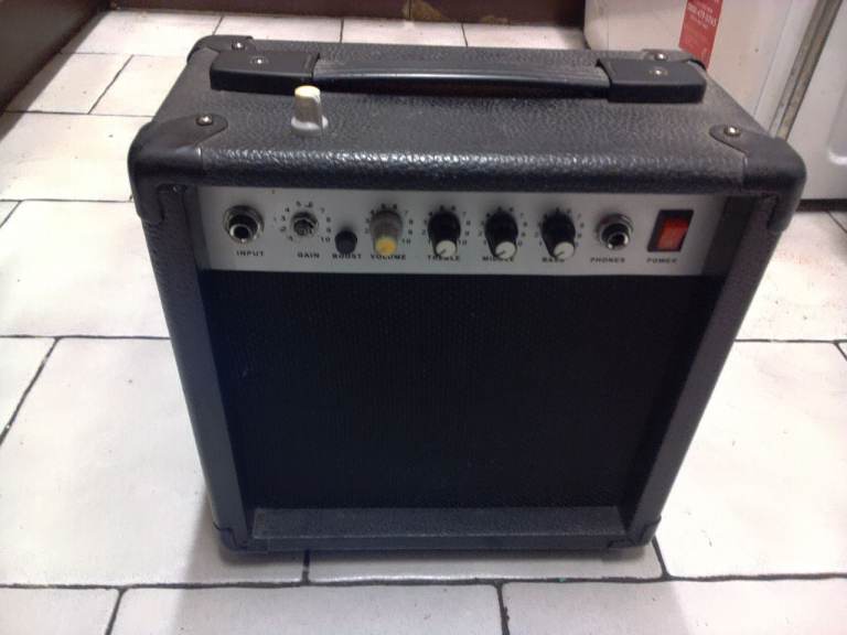 WESTWOOD GUITAR AMPLIFIER - PLEASE NOTE REQUIRES GAIN CONTROL KNOB FIXING BACK ON