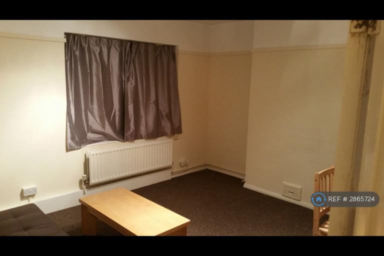 1 bedroom flat in Rainham Road South, Dagenham, RM10 (1 bed) (#2865724)