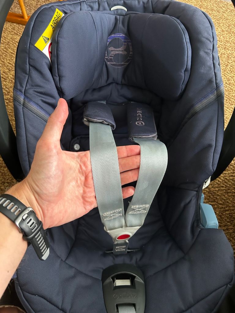 Reduced - Cybex Aton 5 Car Seat and Base (includes isofix clips)