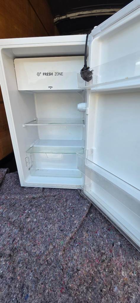 Excellent/super Clean undercounter fridge freezer 