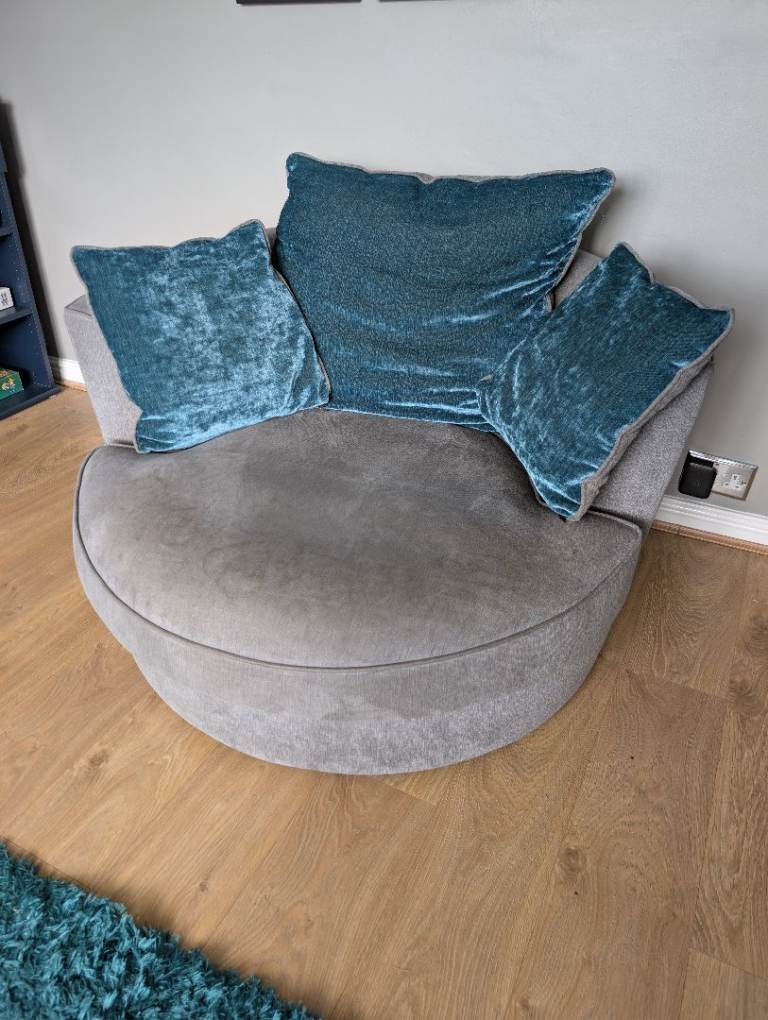 Cuddle swivel chair 