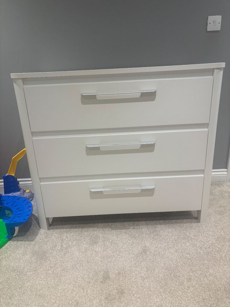 White Chest of 3 Drawers – Good Condition