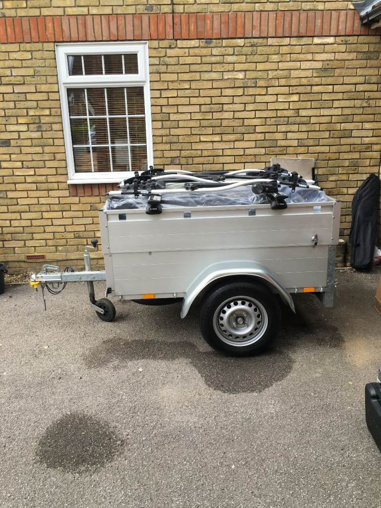 Anssems GT500 With 4 Thule Bike Racks