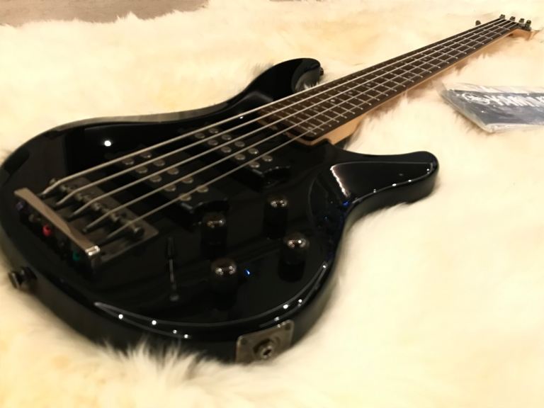 Yamaha TRBX305 5-String Bass Guitar,  Piano Black, sounds awesome 💪🎸