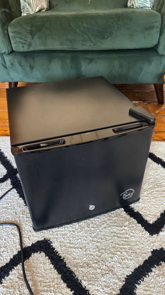 17L Mini Fridge – Quiet Bedroom/Desk Cooler – Black – Great Condition
