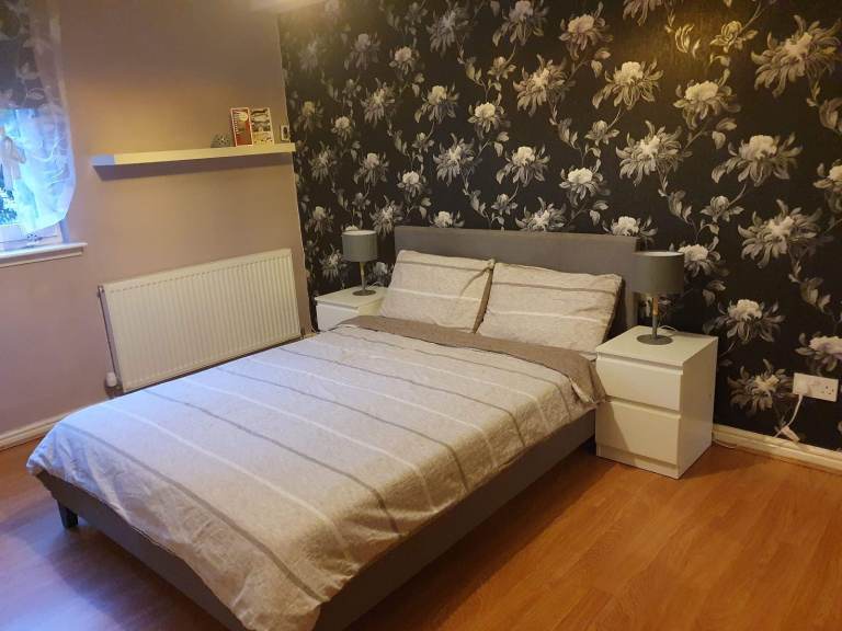 Modern, two bedroom furnished ground floor flat on Pirrie St. Leith, available 08/12/25, £1400 PCM