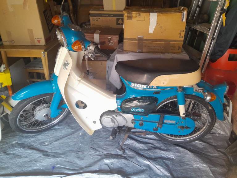 Honda Cub 50,  2 x Honda Caren
