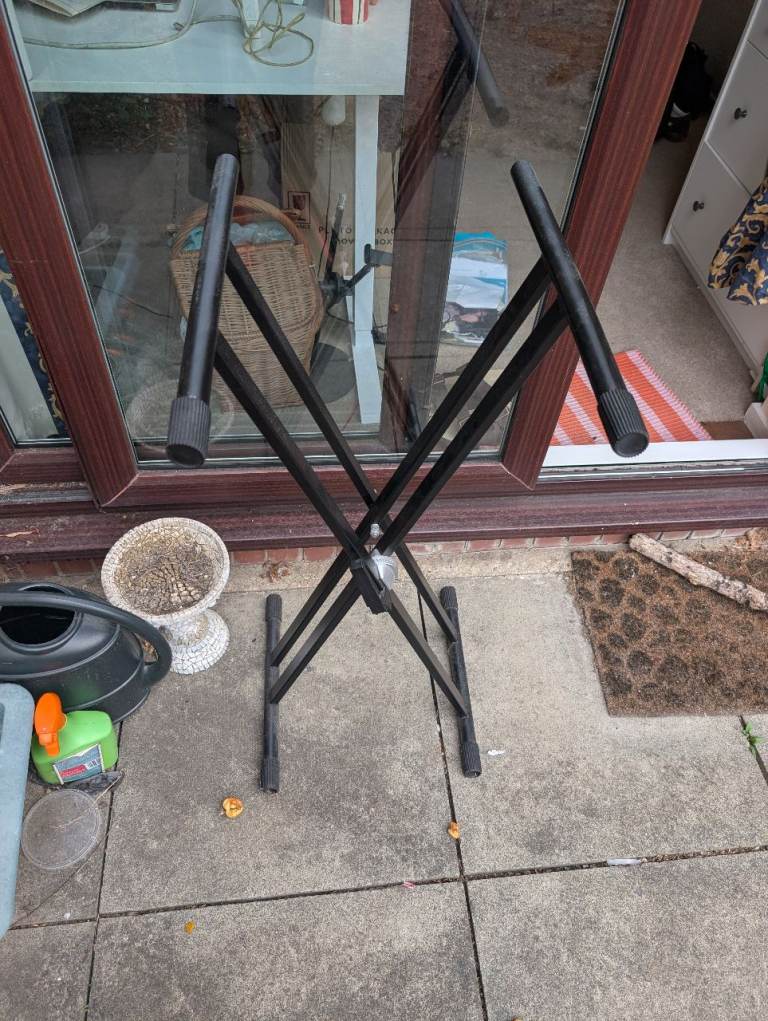 Black Keyboard Stand - Metal clasp lock. 