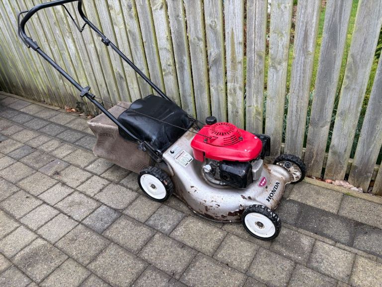 Petrol lawnmower Honda Izzy 
