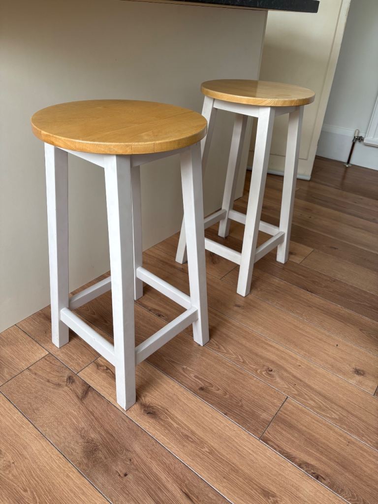 2 bar stools