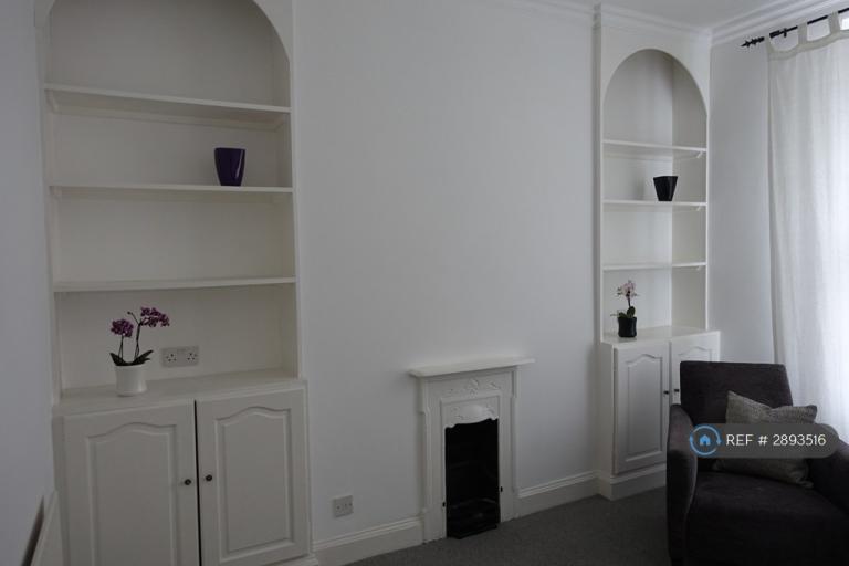1 bedroom flat in Westmoreland Terrace, London, SW1V (1 bed) (#2893516)
