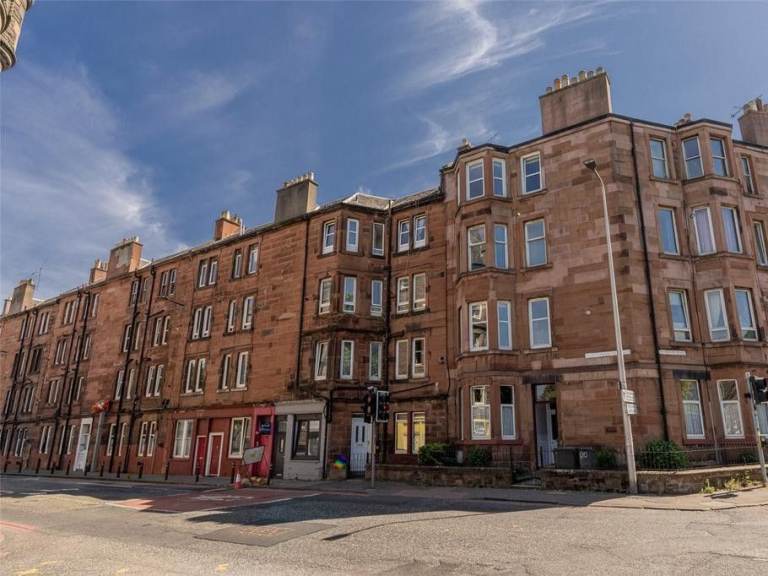 Bright Top-Floor Tenement Flat – Angle Park Terrace, Central Location