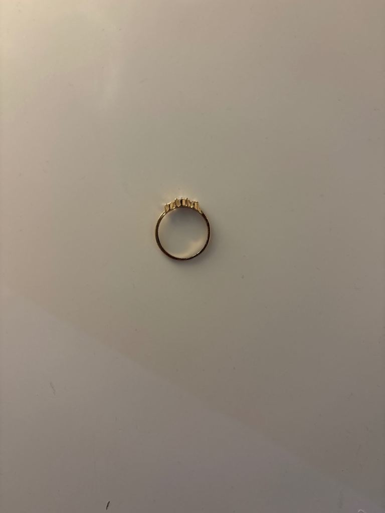 Gold Ring with Small Stones – Good Condition